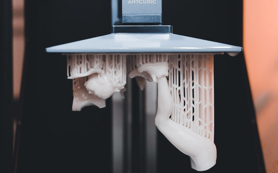 SLA reçine 3D baskı makinesinde detaylı parça üretimi